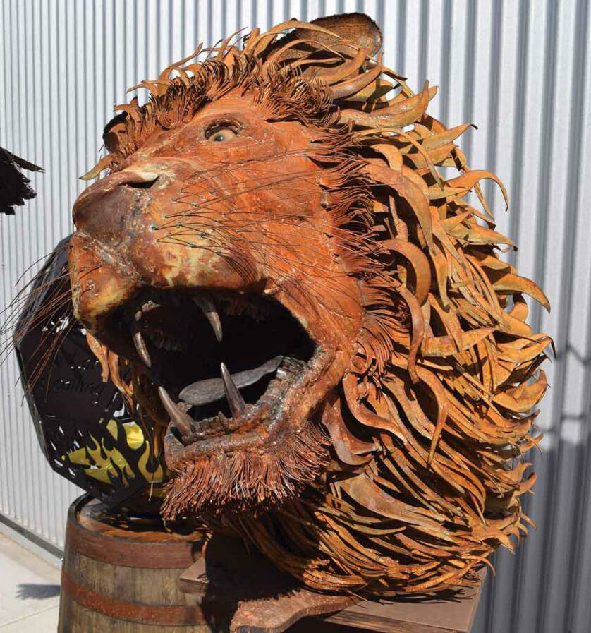 全球钣金新闻-金属制造狂：焊工制作动物的金属钣金-南昌贺亮食品安全管理有限公司