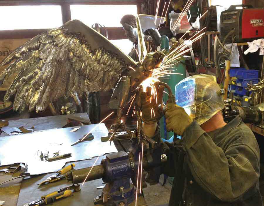 全球钣金新闻-金属制造狂：焊工制作动物的金属钣金-南昌贺亮食品安全管理有限公司